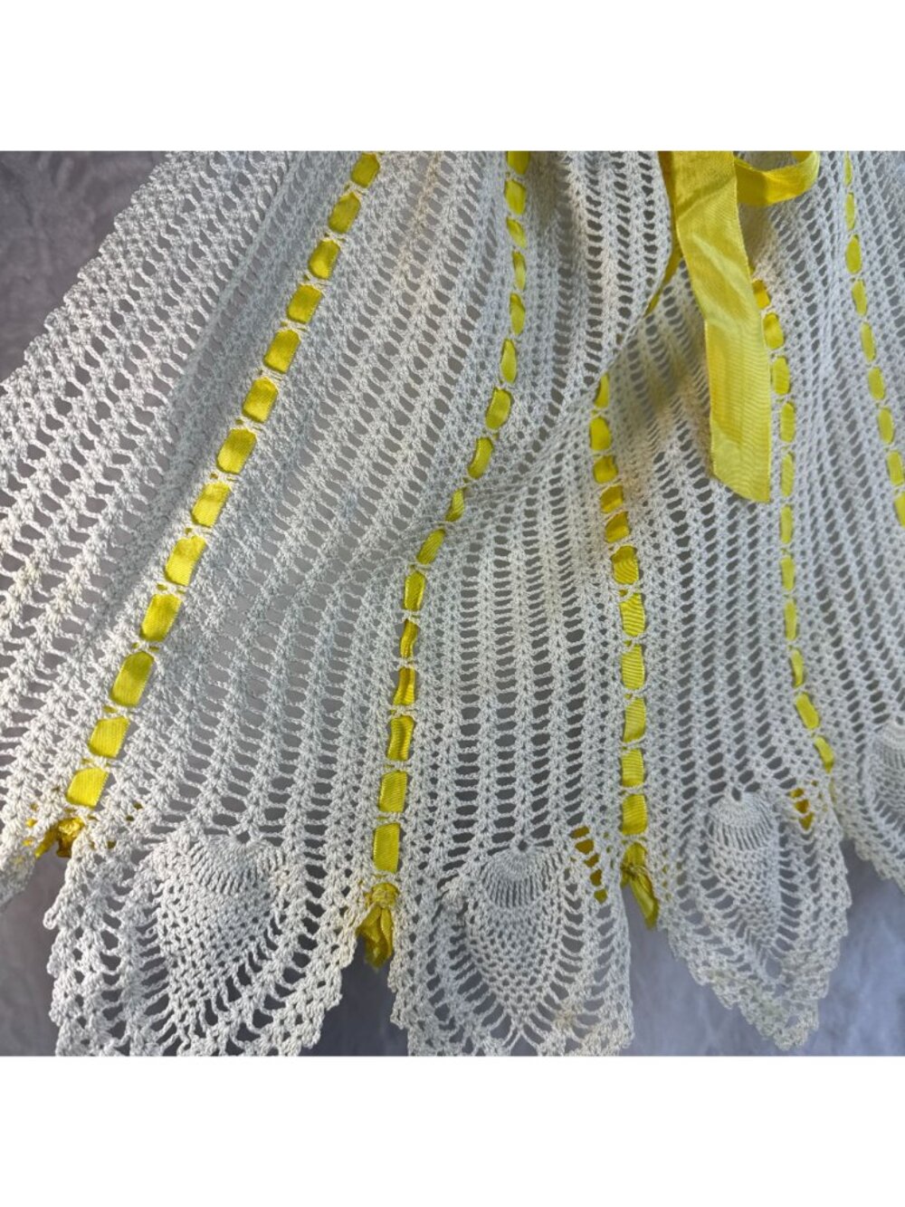 Vtg Handmade Crochet Cream & Yellow Ribbon Tie half apron With Scalloped Edges - Picture 7 of 9